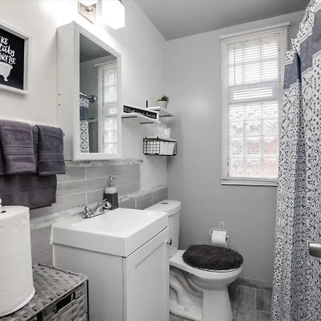 Modern & Cozy East Side Gem ~ Queen Beds ~ Parking Detroit Exterior photo