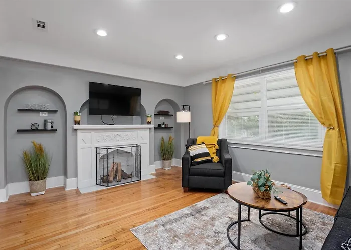 Modern & Cozy East Side Gem ~ Queen Beds ~ Parking