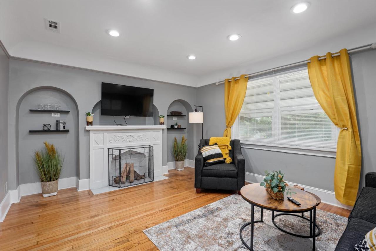 Apartment Modern & Cozy East Side Gem ~ Queen Beds ~ Parking *