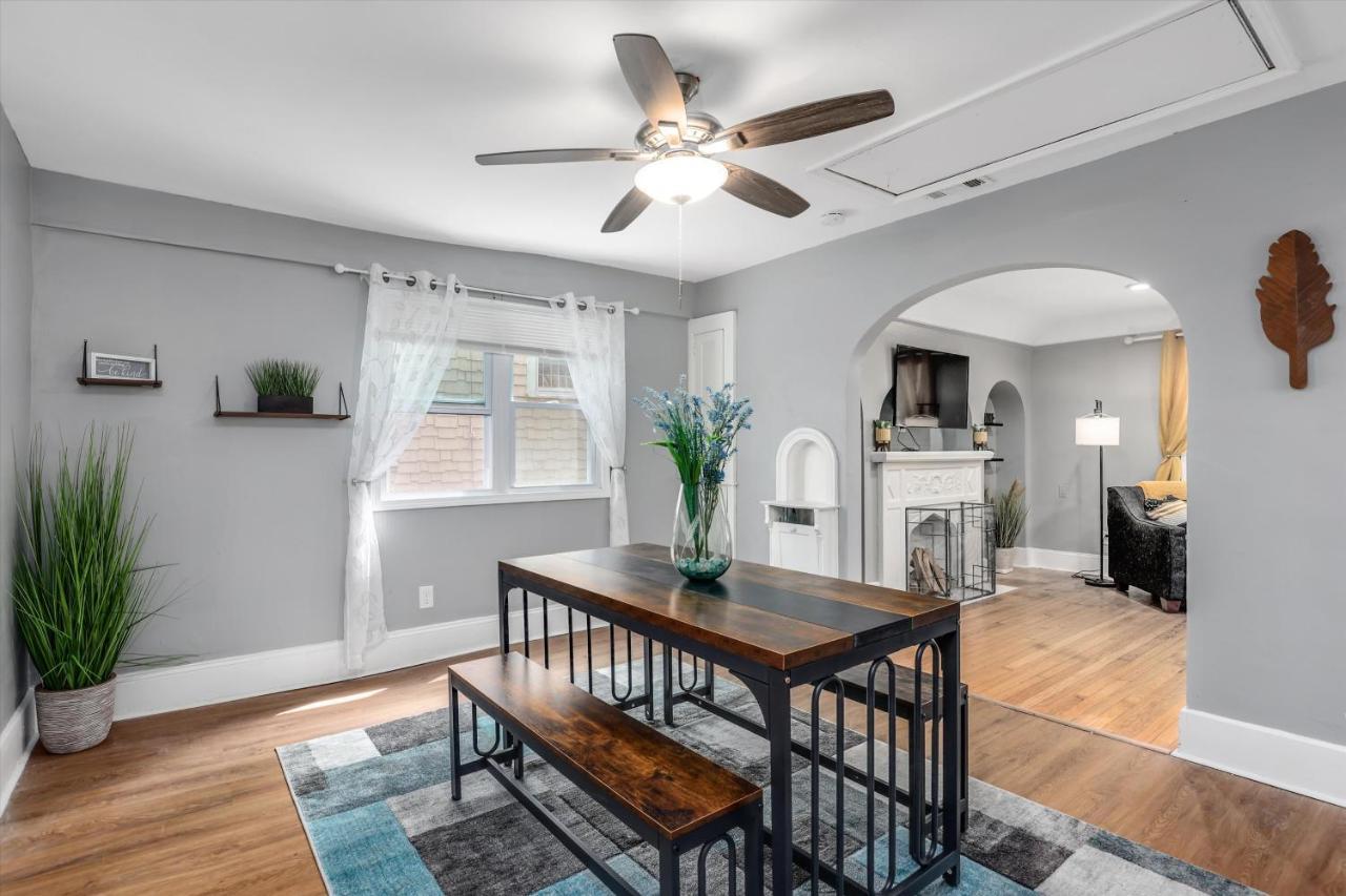 Apartment Modern & Cozy East Side Gem ~ Queen Beds ~ Parking *