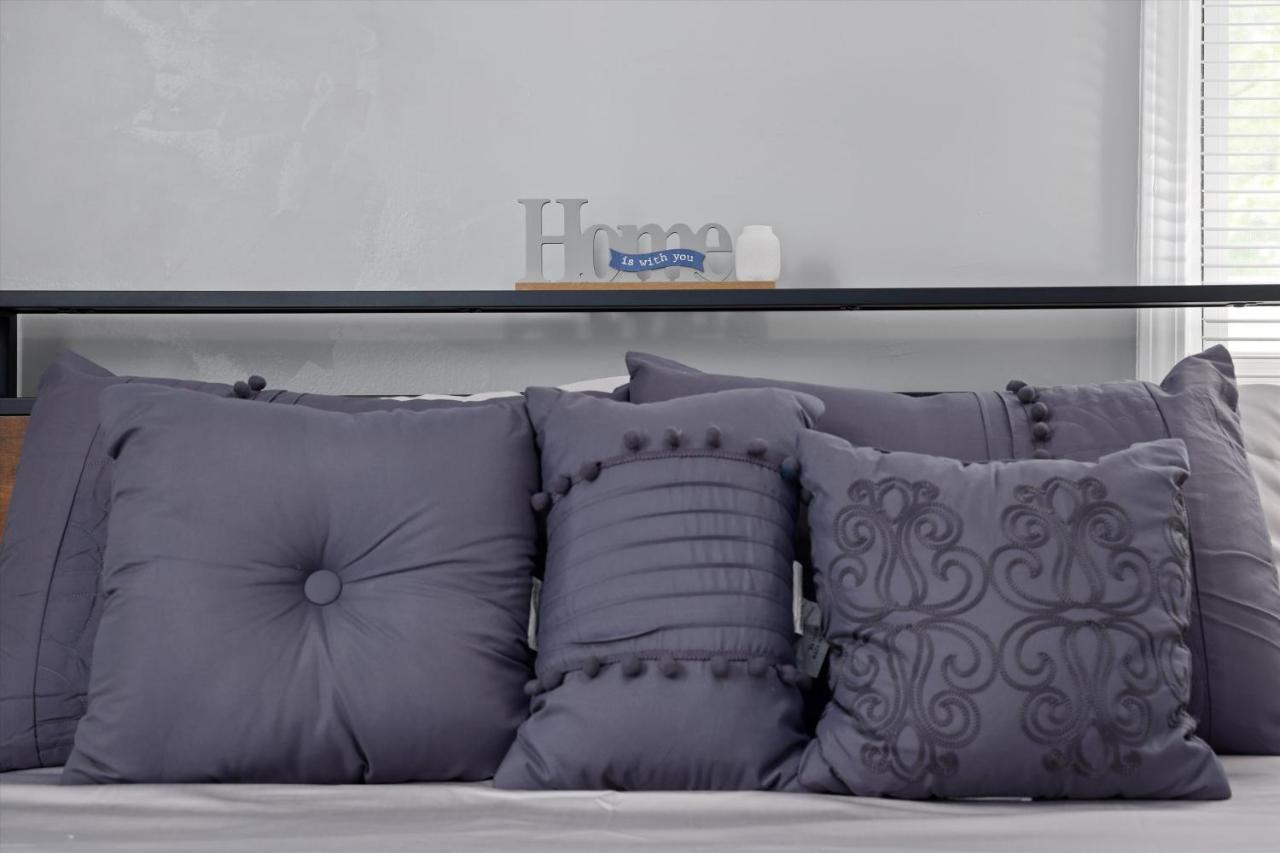 Modern & Cozy East Side Gem ~ Queen Beds ~ Parking