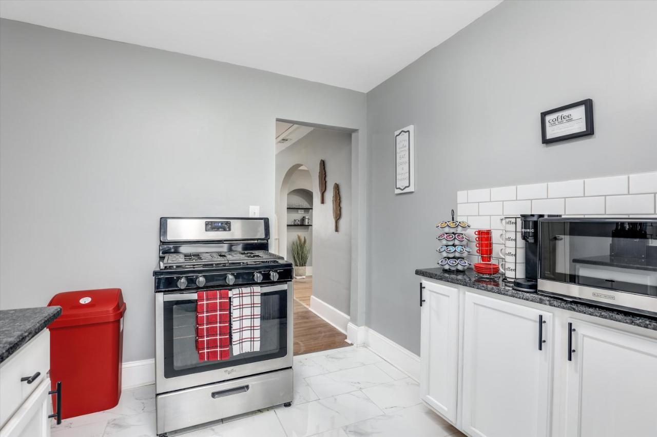Apartment Modern & Cozy East Side Gem ~ Queen Beds ~ Parking Detroit